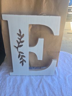 Wall decor letter E