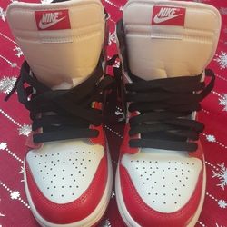 SPIDERMAN AIR NIKE JORDAN
SPIDER- VERSE-MARVEL RED
TIENEN SUS CORDONES ORIGINALES
NUEVOS 
$200 SIZE  3Y