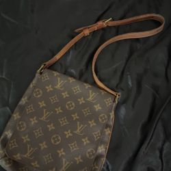 Authentic vintage Louis Vuitton 1999 Monogram Musette Salsa Short Strap shoulder bag