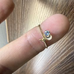 14k gold womans ring. Unsure of size.