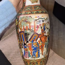 Vintage Japanese Satsuma-Style Hand-Painted Porcelain Vase – Gold Gilt, Figural Scene