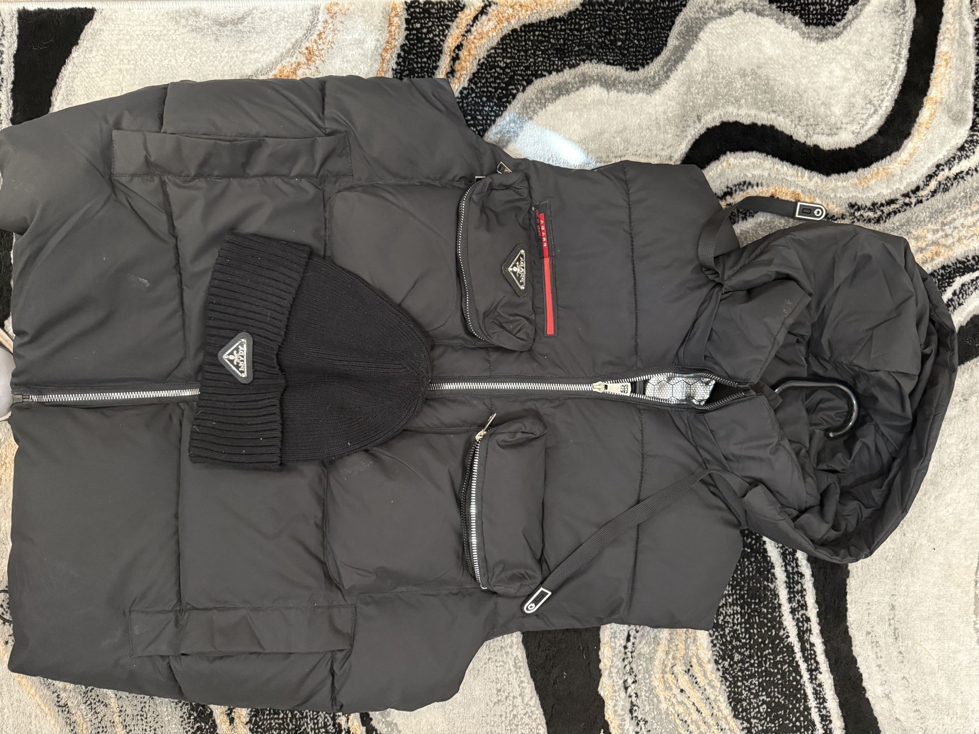 New Mens M/L Puffer Vest And Beanie As Set 