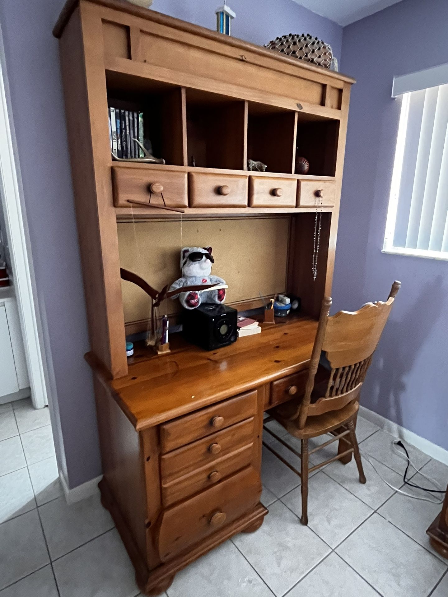 Beautiful Wood Desk With Lots Of Shelf Space/Drawers