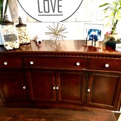 Broyhill Sideboard/buffet. 