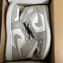 Size 9 Men Jordan 1 Mid 
