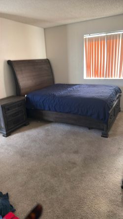Queen Bedroom Set / Like New / Must Sell