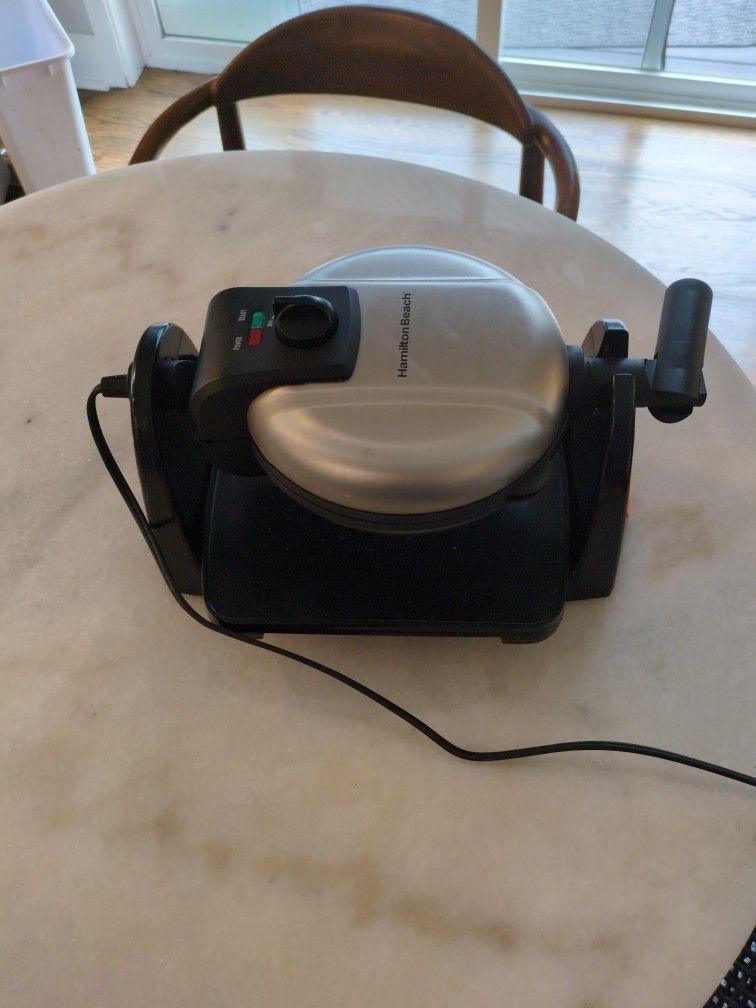 Hamilton Beach waffle maker (Like new)
