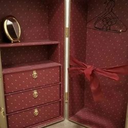 Pleasant Company American girl samantha steamer trunk good condition has cosmetic flaws on outside. Please see pics.