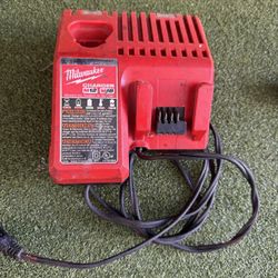 18 V  Milwaukee Charger 