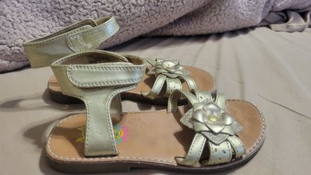 Girls Size 10 Gold Sandal W/ Flower, Like New!