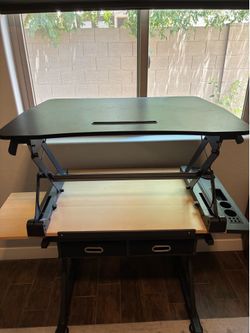 Hydraulic adjustable desktop