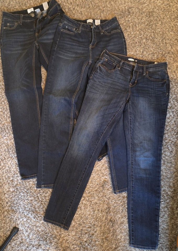 Juniors size 2 pant jeans bundle
The old navy pair is size 0 fits like a size 2
Asking $15 for all !