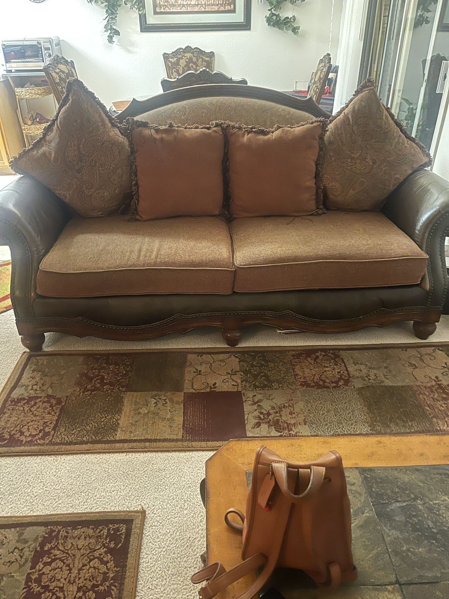 Elegant Sofas With Table