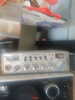 • SoundTracker System: Noise-reduction technology.
• Front Controls: Mic connector, volume/squelch, dynamike, RF gain, delta tune, SWR calibration, an