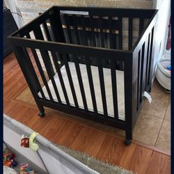 MINI CRIB W/ WHEELS
