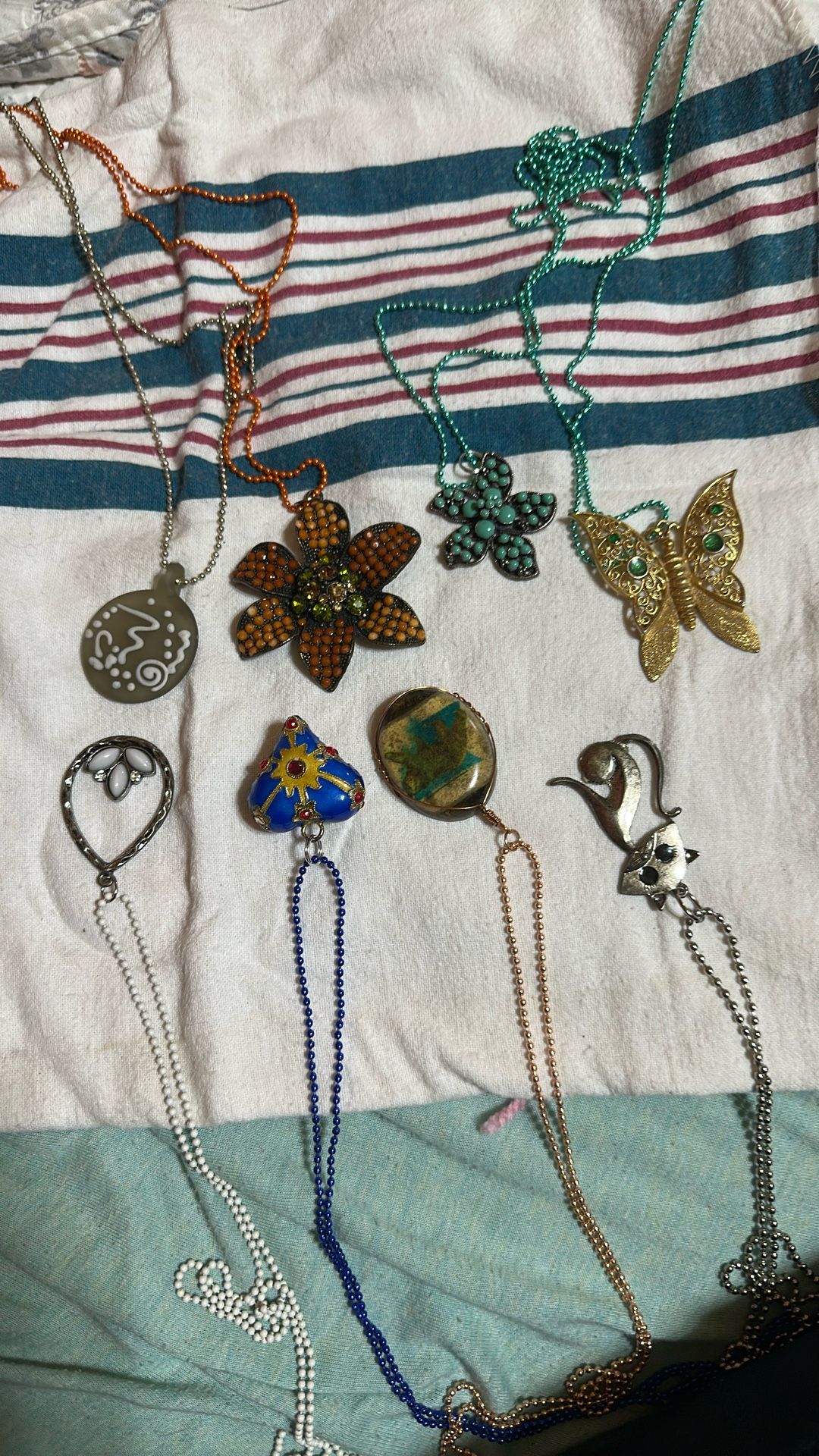 Collares Diferentes Dijes Diferentes Colores 10 Cada Uno