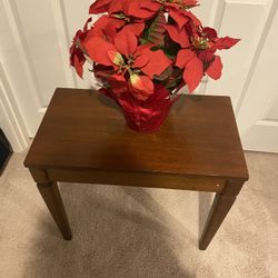 Beautiful table Top Silk Poinsettia Plant Red . Excellent Condition 