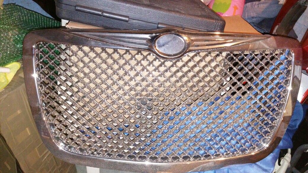 07 Chrysler 300c Grill/breaks/front plate