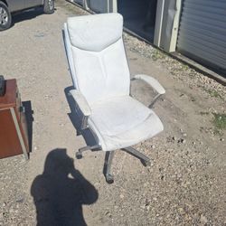 WHITE OFFICE CHAIR