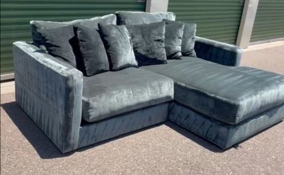 Beautiful Sectional Couch + DELIVERY