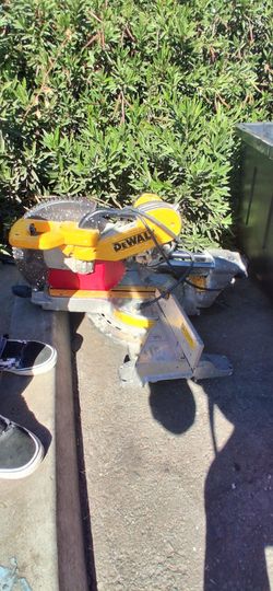 DeWalt Sliding Compound Miter Saw with blade