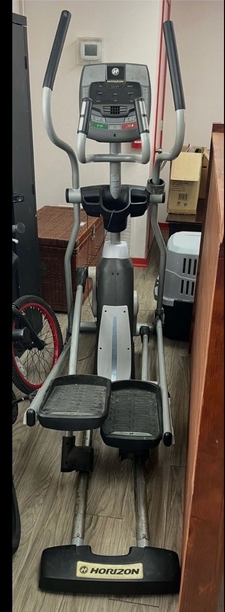This is a Horizon Fitness elliptical machine, likely an older Horizon EL series model.
