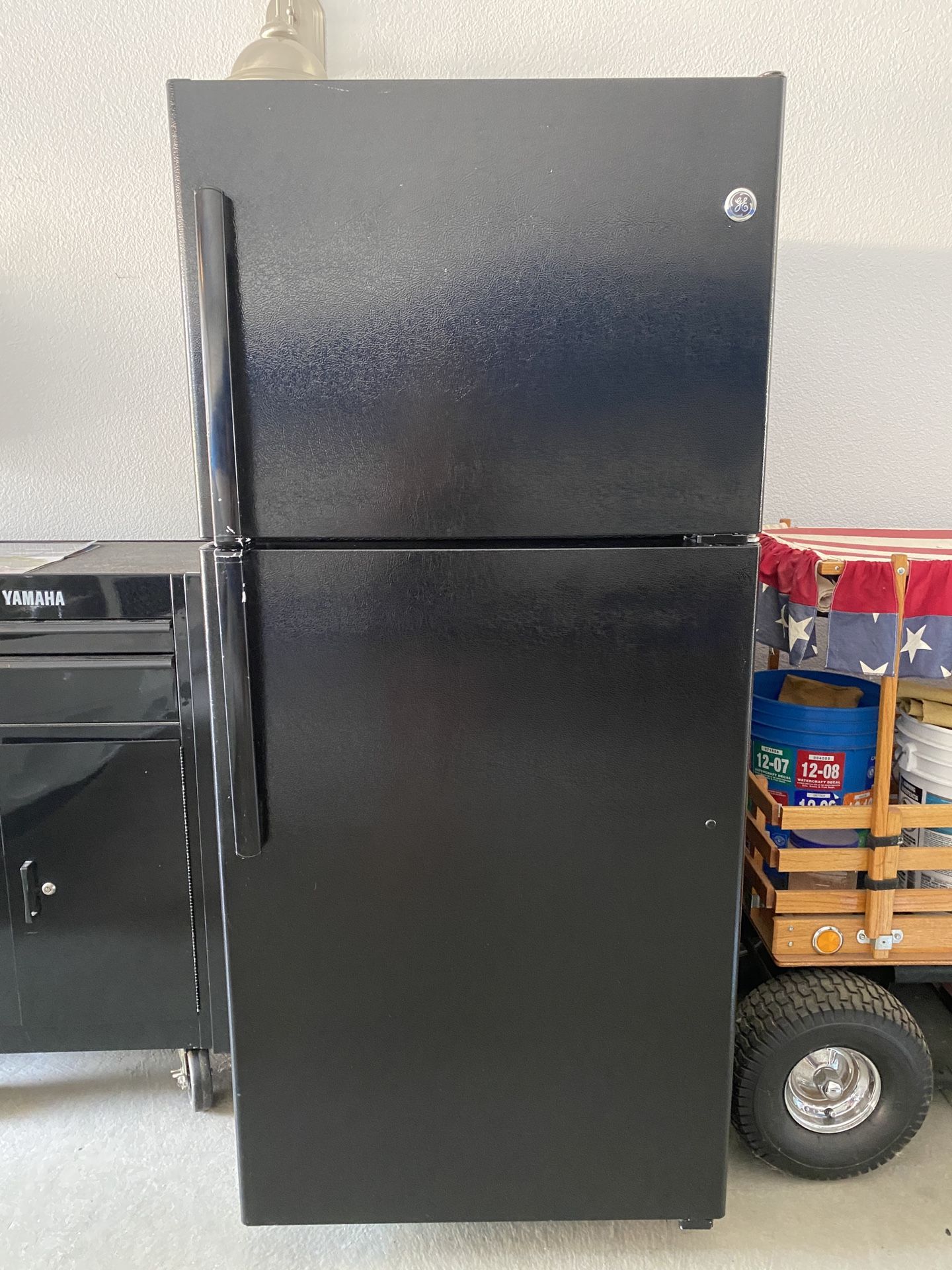 GE Refrigerator With Ice Maker 18cu (Black)