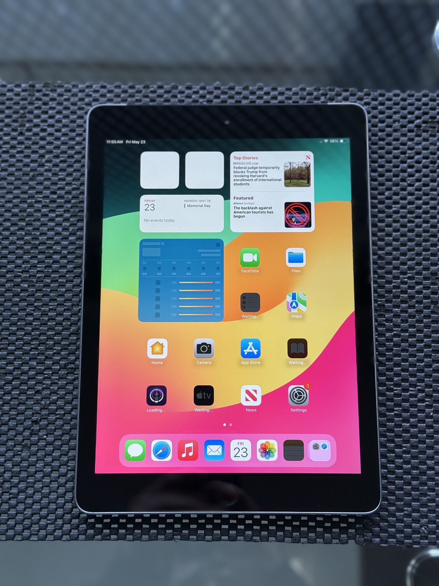 Apple iPad 6th Gen 32GB - WiFi + Cellular Unlocked -