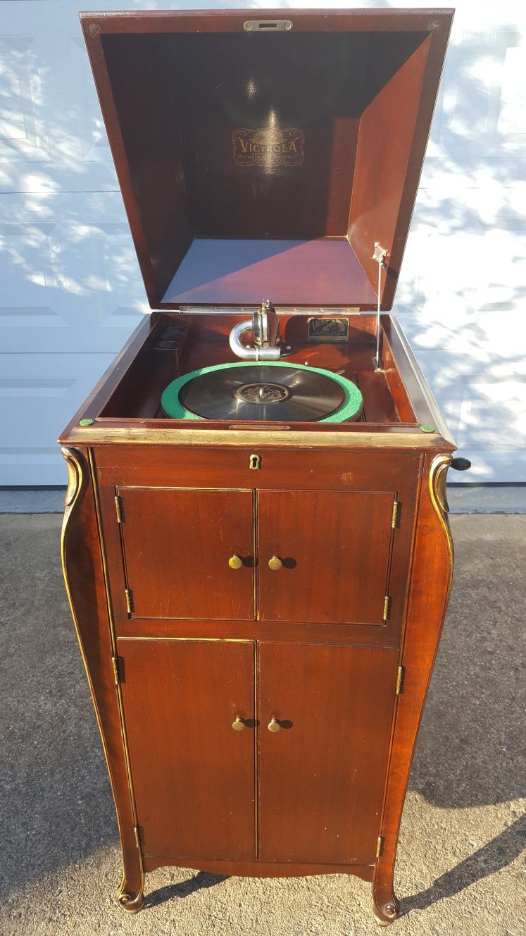 1915 Antique Victrola Upright Phonograph Record Player