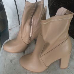 Like new ladies boots only $15 size 8 1/2