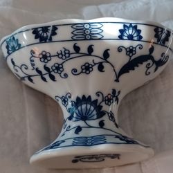 Vienna Woods " Blue Onion" Soap Pedistaled China Dish