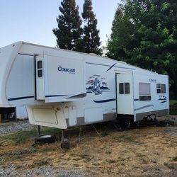 2009 Fifth Wheel Trailer