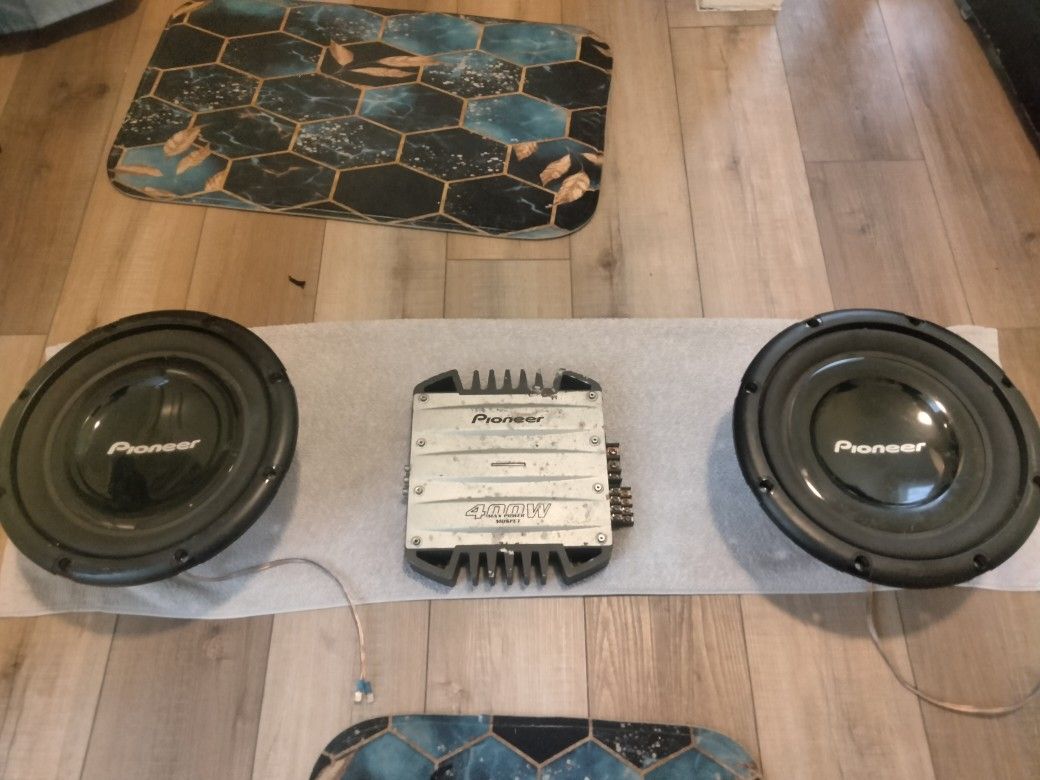 2- 12'' Pioneer Speakers And Pioneer 400W Mosfet Amp
