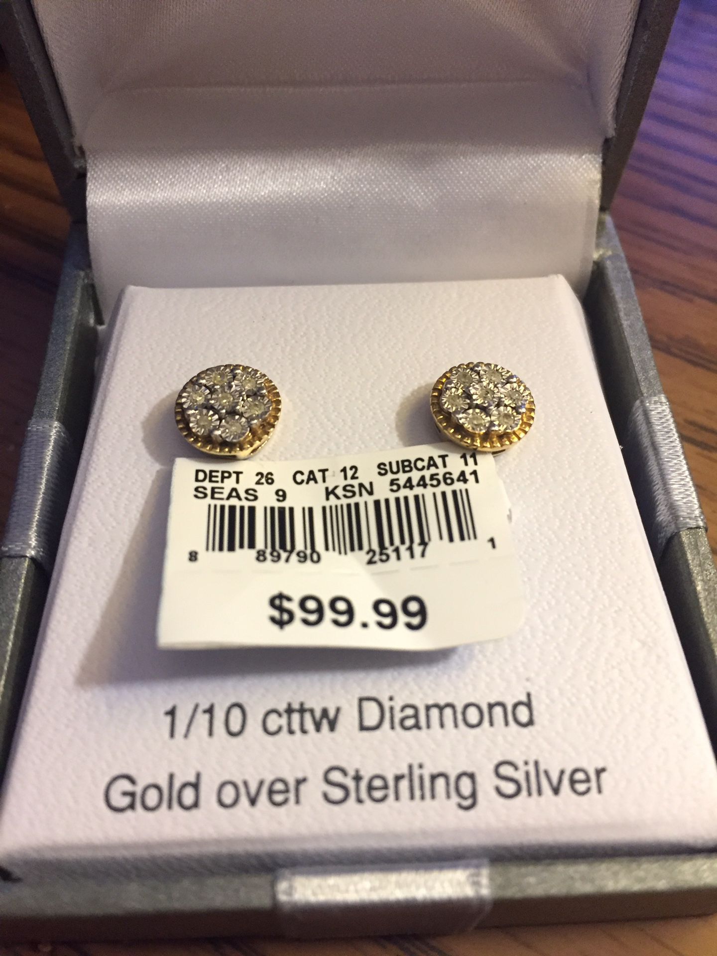 Men’s 1/10 cttw diamond earrings