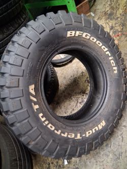 1 only solo una 30/9.50/R15 LT  WITH 98% OF TREAD OR LIFE BF GOODRICH  MUD TERRAIN T/A HABLAMOS ESPAN̈OL