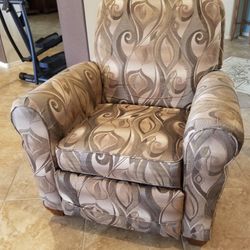 Lazy boy Recliner With Marching Throw Pillow