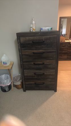 Nightstand and dresser like new