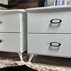 2 White Naitstand 