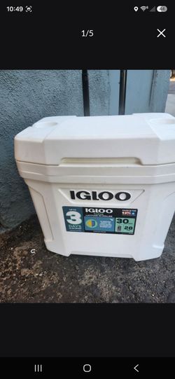 30 qt Ice Chest & 2 chair