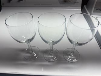 Set of 3 wine glasses