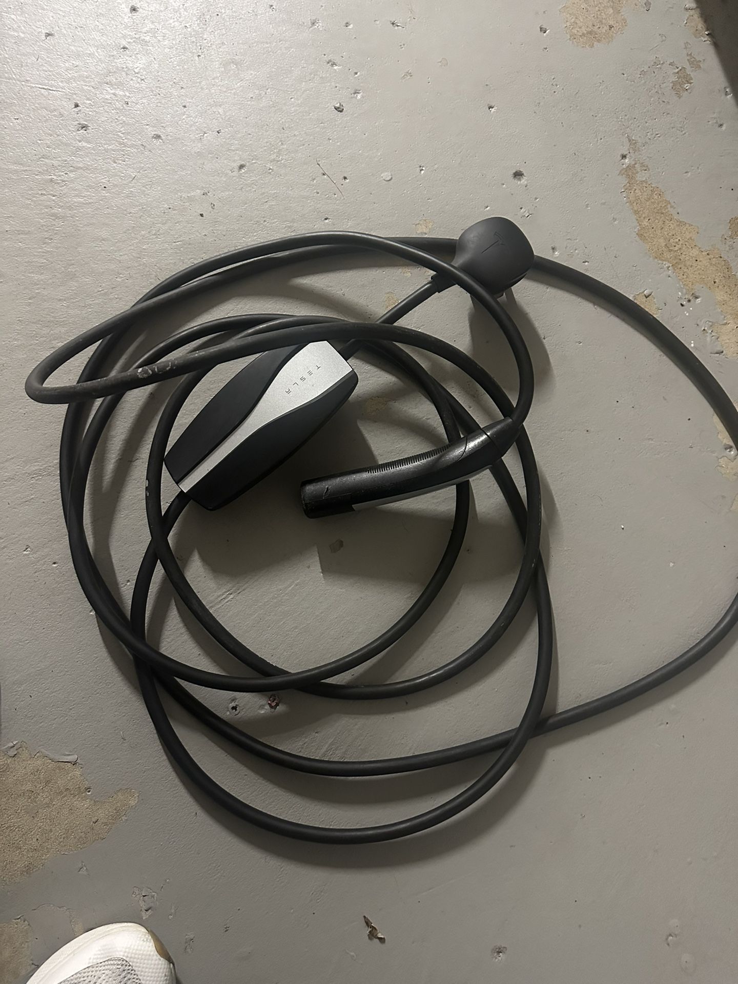 Tesla Model 3 Gen 2 Charger And 4 Wheel Covers. 