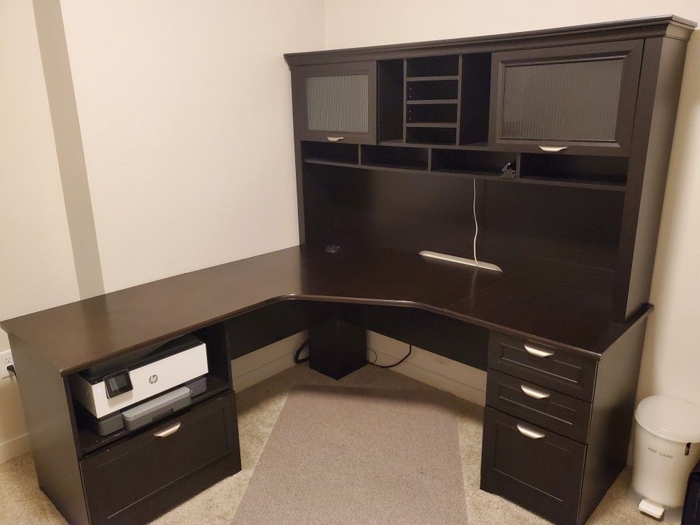 L Shape Office Desk w/ Hutch 