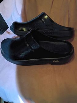 OOFOS Black Slip-On Clogs