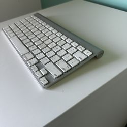 Battery Powered Wireless Mac Keyboard