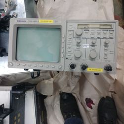Tektronix TDS 240a.   Working
