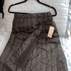 Medium size skirt for women, Whit Pokets , has buttons to adjust the waist, new with tags