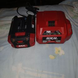 SKIL PWRCORE 40 2.5 LITHIUM BATTERY AND PWR JUMP CHARGER 
