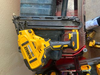 DeWalt 20V MAX XR 15-Gauge Cordless Angled Finish Nailer (DCN650)