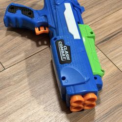 2 for 1 Adventure Force Clash Combat Dart Blaster Single Pack Blue Exciting toy blaster in vibrant blue and green. Perfect for action-packed playtime.