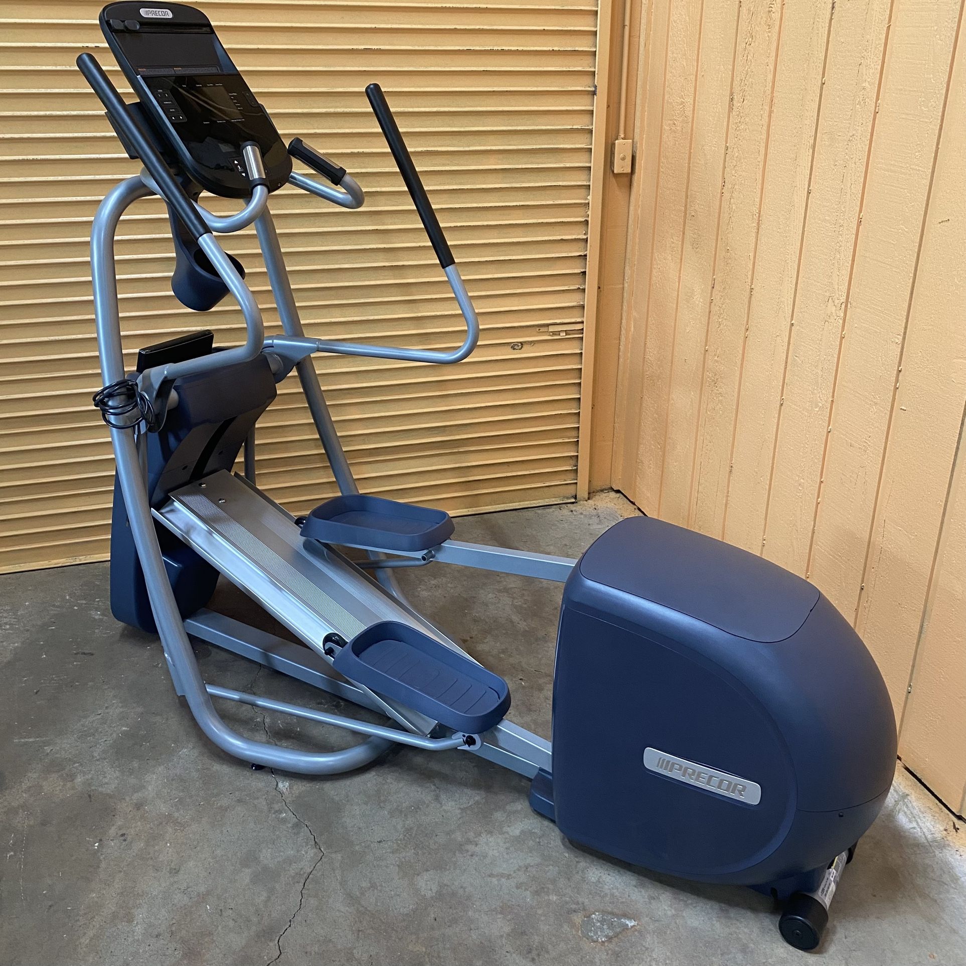 Near New Precor Precision Series EFX 447 Elliptical Cross Trainer